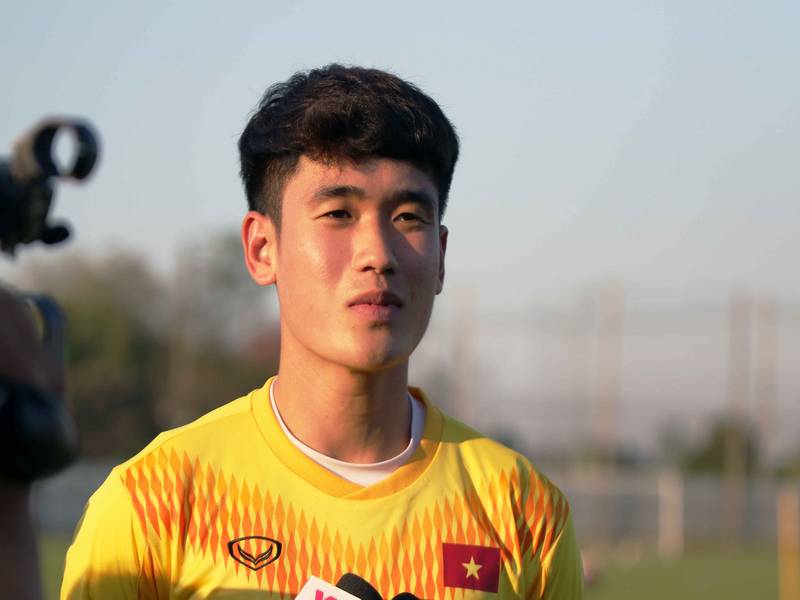 Cầu thủ Huỳnh Tấn Sinh là một cầu thủ bóng đá người Việt Nam